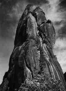 O Dedo de Deus visto do cume do Polegar, com perspectiva da Face Leste e do Diedro Salomyth